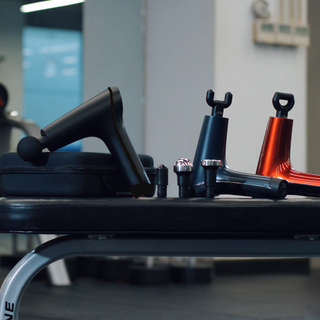Massagepistol i stilrent design inkl.taske - Nordic- wellness.dk